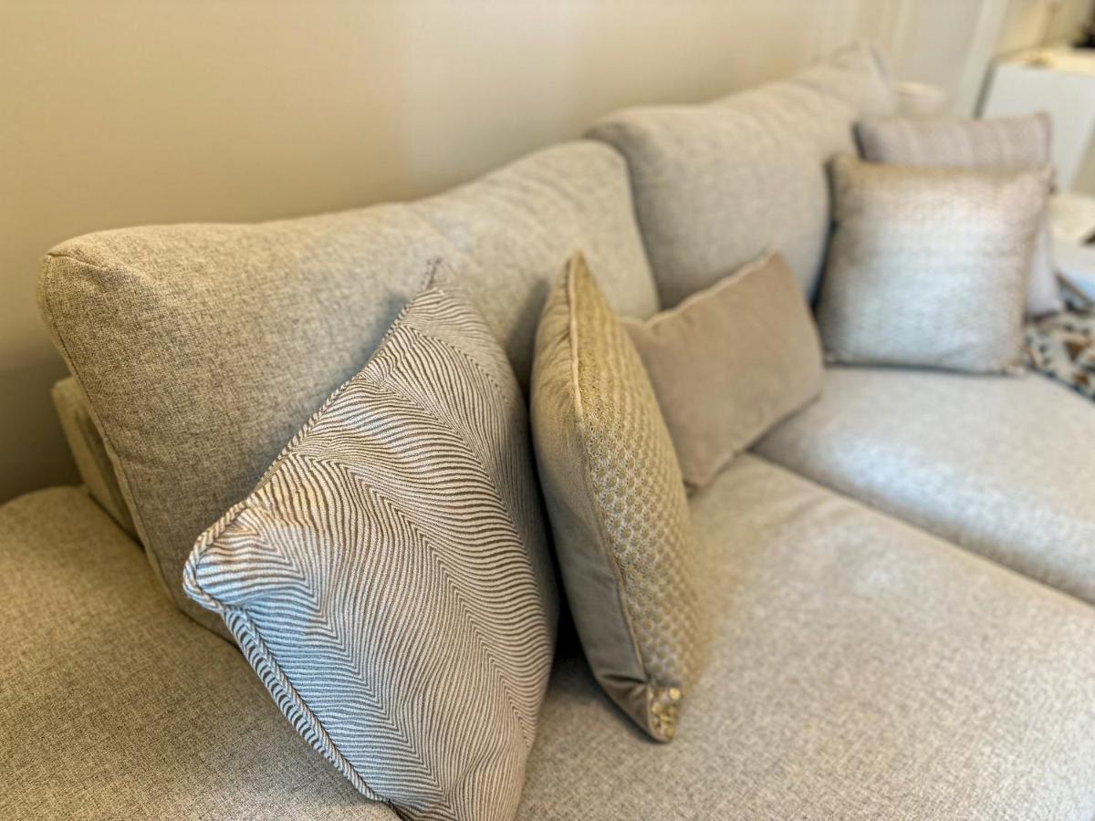 Higuests - Luxury Living With Huge Terrace In Creek Harbour Apartment *