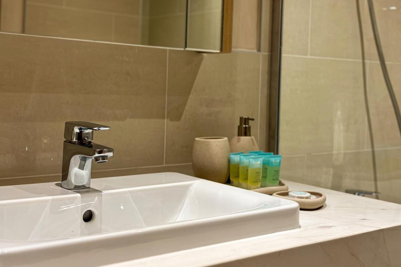 Higuests - Luxury Living With Huge Terrace In Creek Harbour * Dubai